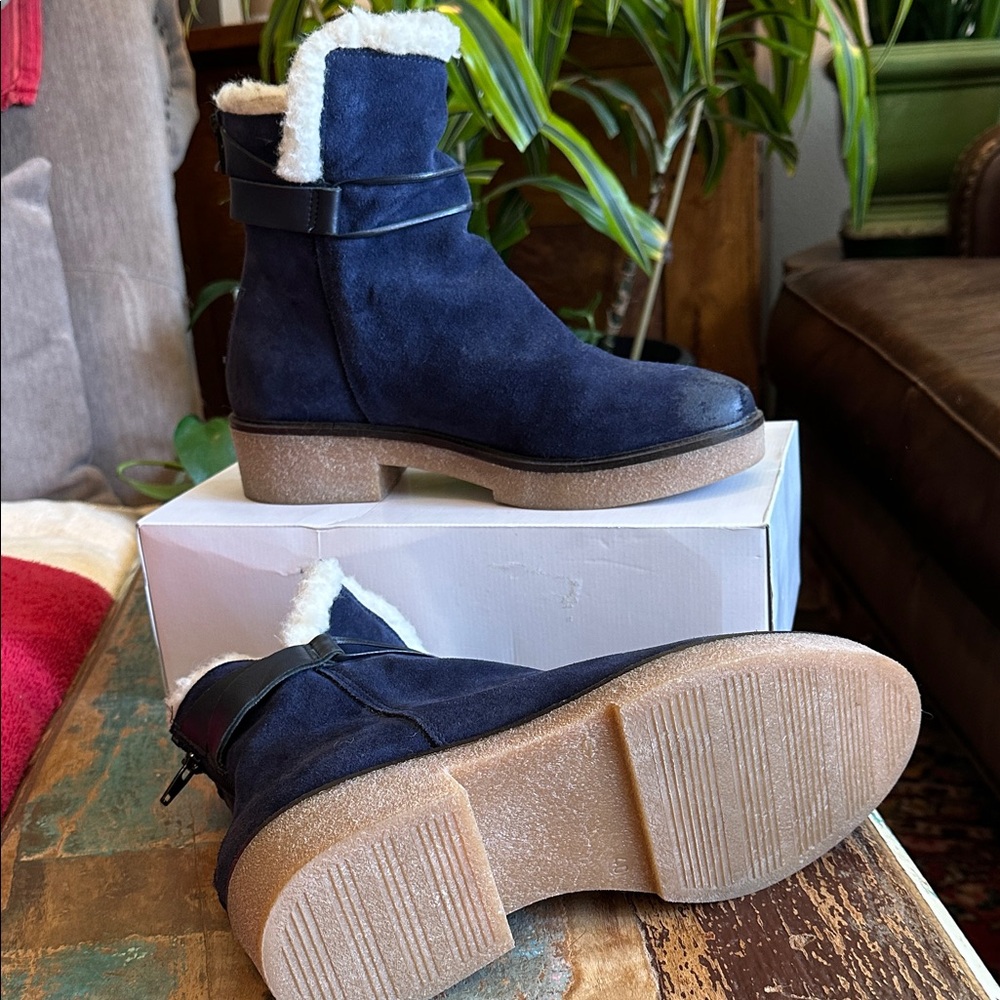 Never worn Sundance sheep lined navy blue ankle boots